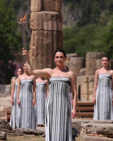 Paris 2024: Tocha Olímpica é acesa em cerimônia na Grécia