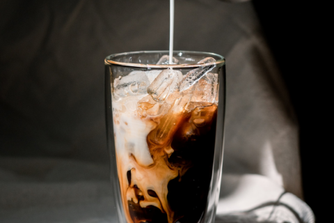5 opções refrescantes de café para driblar o calor