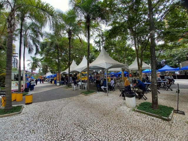 Feira reúne 80 tendas, 16 food trucks, além de brinquedos infláveis para as crianças (Foto: Divulgação/Secom Barueri)