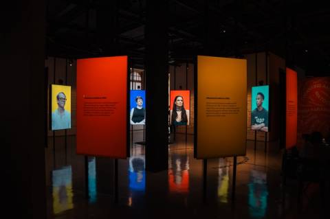 Nova exposição do Museu da Língua Portuguesa celebra a fala e os sotaques brasileiros