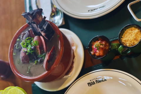 Mula Manca Botequim celebra a tradição da feijoada com receita especial e ambiente acolhedor