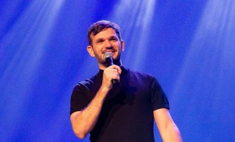 Padre Patrick apresenta seu show na Praça das Artes de Barueri