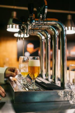 Ambev e Cacau Show celebram a Páscoa com degustações gratuitas de cerveja e chocolate