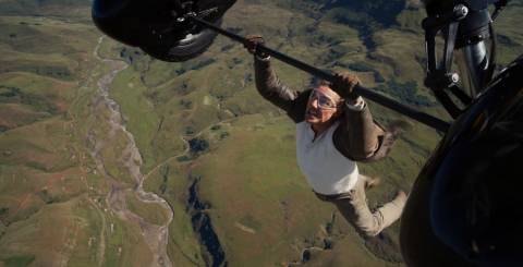 Tom Cruise aparece pendurado em avião em novo trailer de 'Missão: Impossível - O Acerto Final'