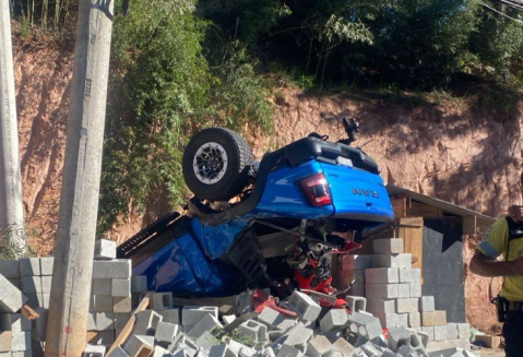 Veículo despenca de barranco na Avenida Yojiro Takaoka; motorista não se feriu