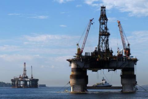 Petróleo fecha em queda com ajuste após fortes ganhos e reduz alta mensal a 5,8%