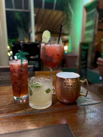 Restaurante Maria João é repaginado, recebe telão de 100 polegadas e turbina cardápio de drinks