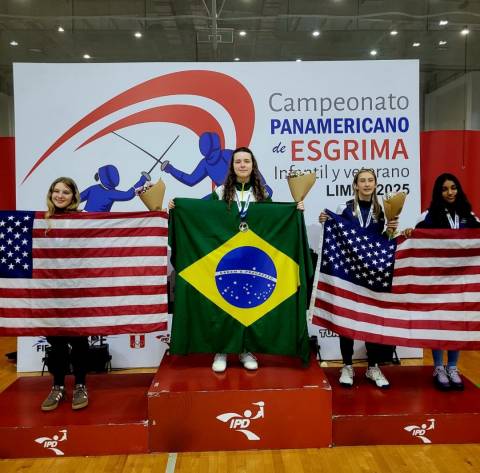 Atleta de esgrima, moradora de Alphaville, sobe novamente ao lugar mais alto do pódio
