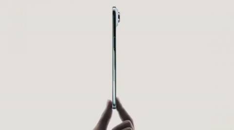 Apple lança novos iPhones, com destaque para versão ultrafina