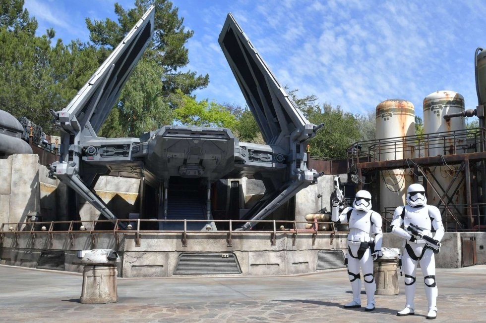 o-primeiro-parque-star-wars-da-disney-abre-suas-portas-folha-de