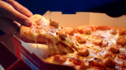 Domino’s substitui o molho de tomate por barbecue para celebrar o Dia da Pizza