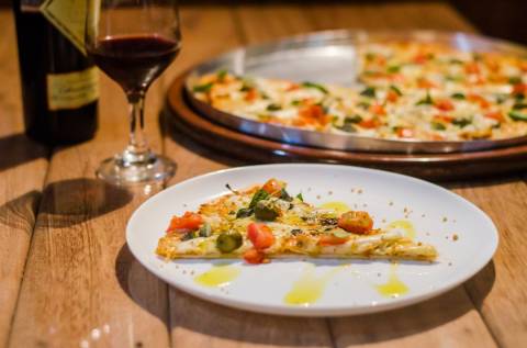 Em comemoração ao Dia da Pizza, sommelier dá dicas para harmonizar vinho com os sabores tradicionais