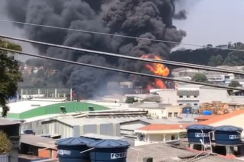Incêndio de grandes proporções acontece no Jd. Califórnia