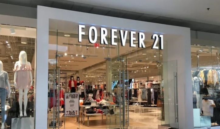 Forever 21 anuncia fechamento de lojas e promove queima de estoque